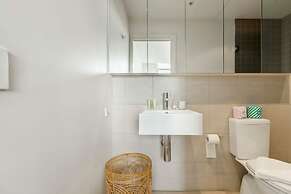 Stunning View 2-bed in Port Melbourne w/ Parking