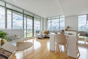 Stunning View 2-bed in Port Melbourne w/ Parking