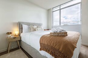Stunning View 2-bed in Port Melbourne w/ Parking