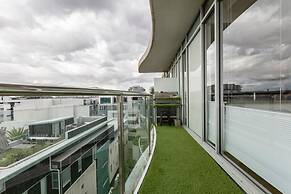 Stunning View 2-bed in Port Melbourne w/ Parking