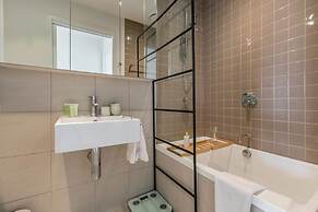 Stunning View 2-bed in Port Melbourne w/ Parking