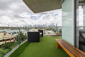 Stunning View 2-bed in Port Melbourne w/ Parking