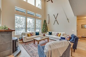 All-season Cabin: Hot Tub & Sauna in Donnelly
