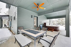 All-season Cabin: Hot Tub & Sauna in Donnelly