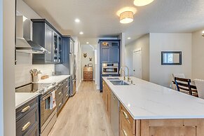 All-season Cabin: Hot Tub & Sauna in Donnelly