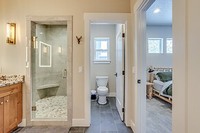 All-season Cabin: Hot Tub & Sauna in Donnelly