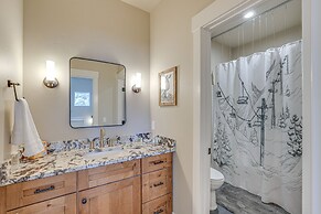 All-season Cabin: Hot Tub & Sauna in Donnelly