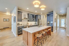 All-season Cabin: Hot Tub & Sauna in Donnelly