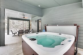 All-season Cabin: Hot Tub & Sauna in Donnelly
