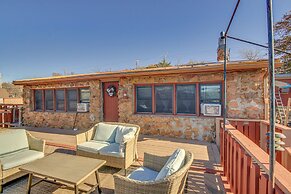 Medicine Park Getaway: Kayaks, Deck & Mtn Views!