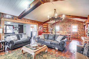 Medicine Park Getaway: Kayaks, Deck & Mtn Views!