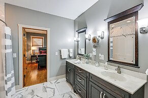 Mountain-view Georgia Cabin w/ 2 Decks