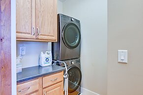 Mountain-view Georgia Cabin w/ 2 Decks