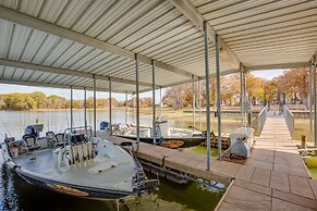 Grill & Dock Access: Waterfront Kerens Cabin