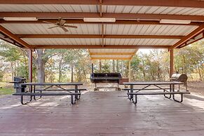 Reservoir Access: Pet-friendly Kerens Cabin!