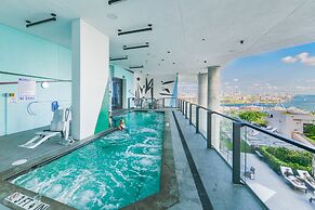 Luxury & Stylish Studio Next to Bayside