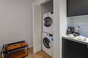 Luxury & Stylish Studio Next to Bayside