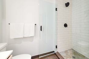 Fabulous Bayside Views in this Apt