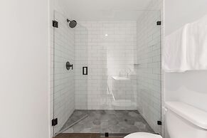 Fabulous Bayside Views in this Apt