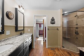 Bear Creek Lodge by Avantstay Lakefront + Dock