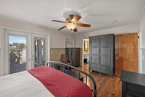 Bear Creek Lodge by Avantstay Lakefront + Dock