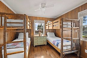 Bear Creek Lodge by Avantstay Lakefront + Dock