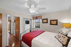 Bear Creek Lodge by Avantstay Lakefront + Dock