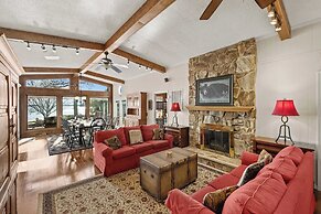 Bear Creek Lodge by Avantstay Lakefront + Dock