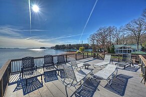 Bear Creek Lodge by Avantstay Lakefront + Dock