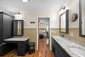 Bear Creek Lodge by Avantstay Lakefront + Dock