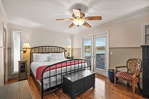 Bear Creek Lodge by Avantstay Lakefront + Dock