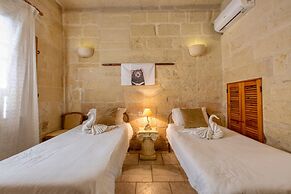 Ta'leli Pool Farmhouse in Gozo
