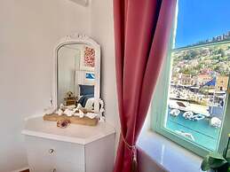 Athenas - Neoclassic Harbour View