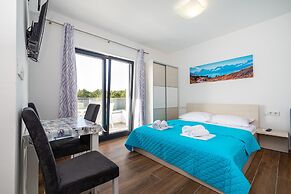 Deluxe Villa Laura With Pool Studio 1b