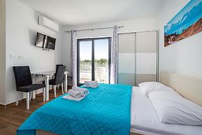 Deluxe Villa Laura With Pool Studio 1b