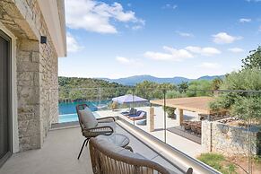 Villa Chriselia - 3 Bedrooms With Sea Access