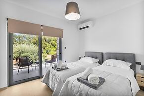 Villa Chriselia - 3 Bedrooms With Sea Access