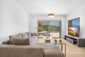 Villa Chriselia - 3 Bedrooms With Sea Access