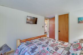 Family-friendly Cabin w/ Fire Pit in Pocono Lake!