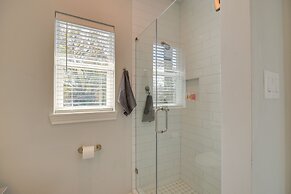 South Houston Townhome w/ Patio & Gas Grill!