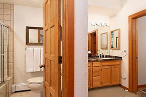 Snowmass View Private Townhome With Ski-in/ Ski-out by The Woodrun V T