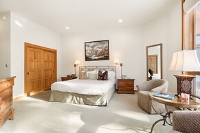 Snowmass View Private Townhome With Ski-in/ Ski-out by The Woodrun V T