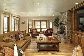 Elegant Ski Access Townhome With Snowmass Views by The Woodrun V Townh