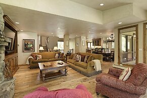 Elegant Ski Access Townhome With Snowmass Views by The Woodrun V Townh