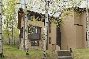 Elegant Ski Access Townhome With Snowmass Views by The Woodrun V Townh