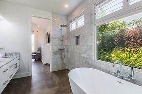 Kauai Tradewinds 4 Bedroom Home by RedAwning