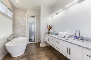 Kauai Tradewinds 4 Bedroom Home by RedAwning