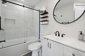 Tranquil Pet Friendly Retreat 3 Bedroom Residence by Estephanie Valdez