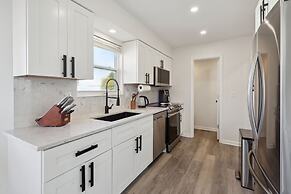 Tranquil Pet Friendly Retreat 3 Bedroom Residence by Estephanie Valdez