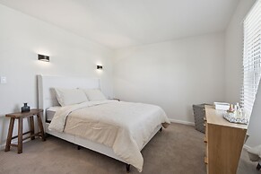 Tranquil Pet Friendly Retreat 3 Bedroom Residence by Estephanie Valdez